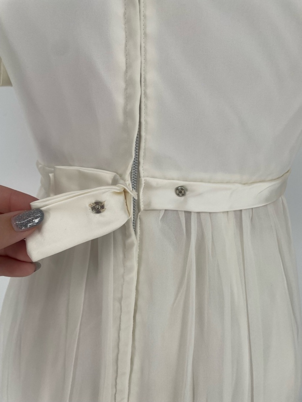 1960s Empire Waist Classic Short Sleeve Wedding Dress W/ Bow Waist & Petticoat - Picture 8 of 16